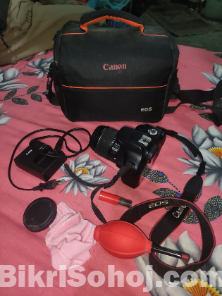 Canon 4000d ফুল ফ্রেশ কন্ডিশন নতুনের মতো চকচক করছে দেখতে।